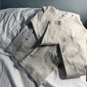 GAP Kid’s Light Gray Crewneck long sleeve tees